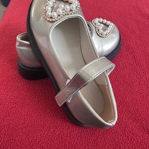 Elegant Gold Kids Shoes with Pearl Heart Design